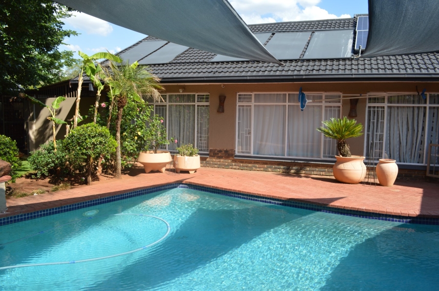 8 Bedroom Property for Sale in Flamwood North West